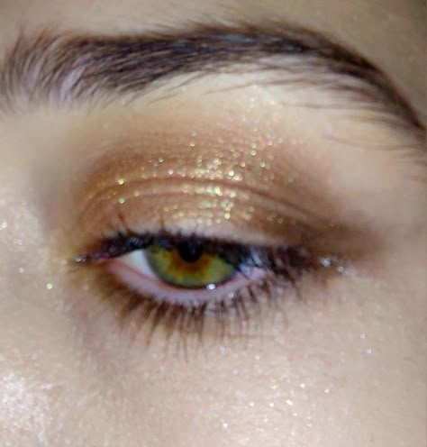 Eyeshadow look for green eyes. Gold Eyeshadow Aesthetic, Natural Makeup Gold Eyeshadow, Gold Dewy Makeup, Silver Sparkly Makeup, Soft Glam Gold Makeup, Saltburn Makeup, Gold Shimmer Nails, Chunky Glitter Makeup, Nye Eye Makeup