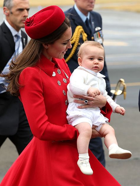 Kate Middleton and Prince George arriving in New Zealand. Estilo Kate Middleton, Princesa Real, Prince George Alexander Louis, Prince Georges, Princesa Kate Middleton, Prinz William, Baby Prince, Kate Middleton Prince William, Baby George