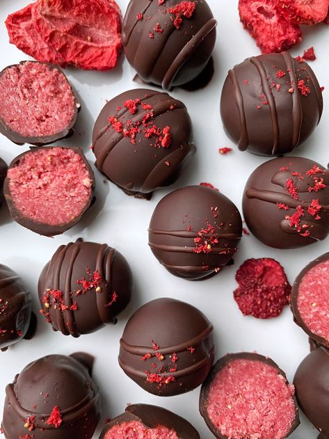 Healthy Valentines Recipes, Paleo Valentine Treats, Valentines Chocolate Recipes, Keto Chocolate Covered Strawberries, No Bake Valentine Treats, Valentines Chocolate Ideas, Healthy Valentines Day Treats, Strawberry Truffles, Healthy Valentines Treats