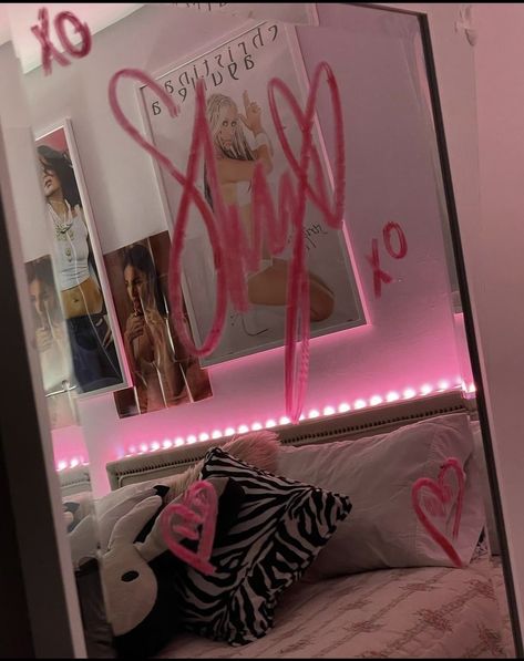 2000s Bedroom, Vintage Y2k Aesthetic, Dorm Room Layouts, Aesthetic Camera, Xoxo Gossip Girl, Y2k Room, Princess Videos, Xoxo Gossip, Bedroom Mirror