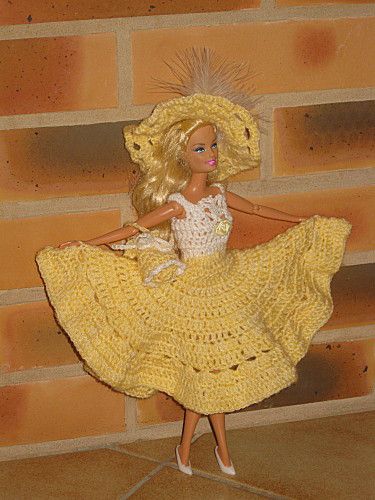 Accessoires Barbie, Barbie Knitting Patterns, Crochet Barbie, Crochet Barbie Clothes, Barbie Crochet, Barbie Gowns, Barbie Patterns, Crochet Doll Clothes, Winter Trends