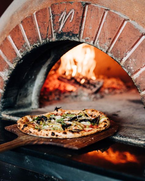 Three Forks Bakery & Brewery Wood fired pizza, Nevada City's farm to fork restaurant in downtown. Photo by Angela Nunnink Photography Pizza Oven Restaurant, Pizza Y Vino, Pizza Foto, Italian Food Photography, Pizza Photography, Pizza Photo, Pizza Branding, Four A Pizza, Pizza Logo