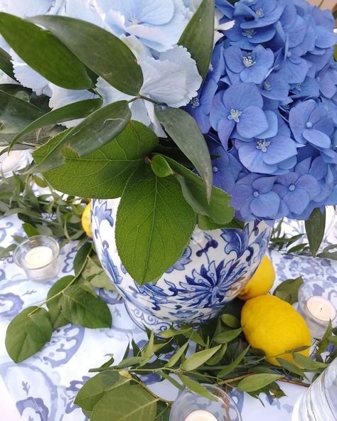 Amalfi Coast wedding tablescape design. Italian wedding styling ideas. Destination wedding in Amalfi Coast, Italy. Villa Magia in Amalfi Coast. #lemonwedding #blueweddingdesign #weddingtablescape #amalficoastwedding Positano Tablescape, Amalfi Coast Colour Palette, Amalfi Inspired Decor, Amalfi Decor Party, Amalfi Coast Kitchen, Amalfi Coast Interior Design, Amalfi Coast Inspired Decor, Amalfi Coast Wedding Flowers, Medditeranean Wedding Theme