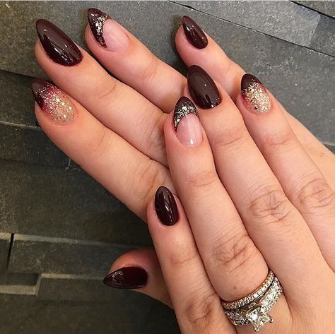 Mehroon Nail Art Design, Nail Art Kuku Panjang, Nail Art Maroon Glitter, Nailart Designs Simple, Desain Nail Art Simple, Kutek Maroon, Nail Art Simple Elegant Classy Maroon, Nail Art Maroon Elegant, Nail Art Untuk Kulit Sawo Matang