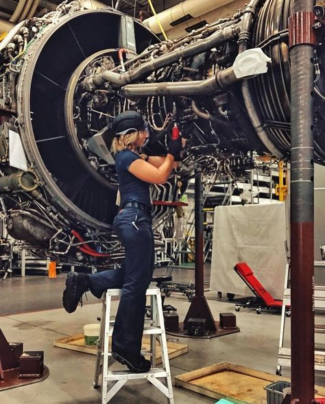 Women In Aerospace, Aesthetic Job Pictures, Mechanical Engineering Women, Mechanical Engineer Woman, Aviation Maintenance Technician, Aircraft Mechanic Aesthetic, Woman In Engineering Aesthetic, Engerineer Aesthetic, Aviation Engineering Aesthetic