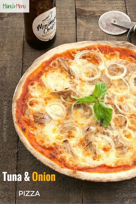 Tuna+and+Onion+Pizza+-+a+traditional+topping+for+an+authentic+#Italian+#pizza. Fish Pizza Recipes, Pizza Chorizo, Calzone Recipes, Square Pie, Tuna Pizza, Nutella Pizza, Onion Pizza, Authentic Italian Pizza, Sicilian Style