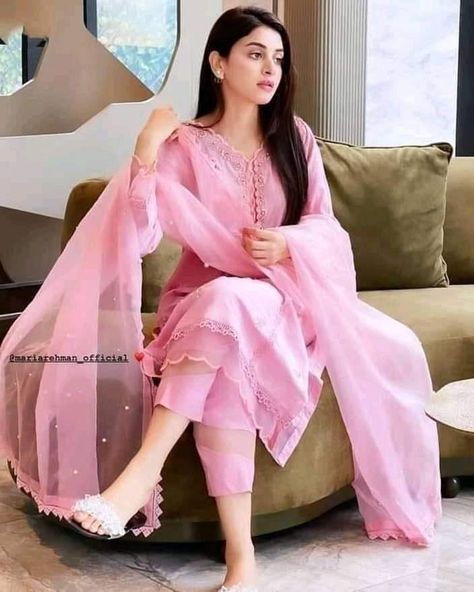 Love Betrayal, Bollywood Hairstyles, Womens Trendy Dresses, Pakistani Fancy Dresses, Pakistani Dresses Casual, Stylish Photo Pose, Simple Pakistani Dresses, Designer Dresses Casual, Fancy Dress Design