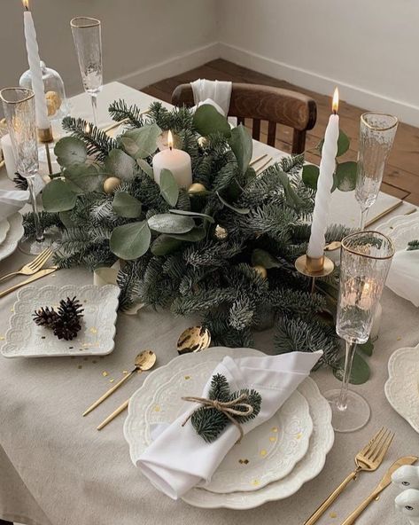 #lightslacquer #holidayhomedecor #holidaydecorating #homedecor #wintertrends #winterstyle #winterdecor #holidaydecorideas #holidays #christmas #christmasdecor #winter #modernhomedecor #minimalstyle Christmas Dinner Set, Christmas Dinner Decorations, Ideas Decoracion Navidad, Christmas Dinner Table Settings, Christmas Dreaming, Christmas Dinner Table, Christmas Decor Inspiration, Christmas Interiors, Christmas Decorations For The Home