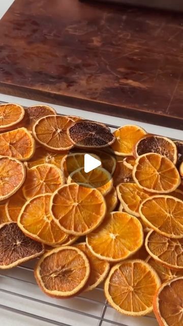 Loui Burke on Instagram: "Here’s how to make the perfect dried orange rounds for Christmas drinks, decorations and gifts 🍊🎁   1.Cut your orange into 8mm slices 2.Dry the slices using paper towel or a tea towel 3. Lay out on a baking tray lined with baking paper 4. Place in preheated oven (100•c or 210•F) for 3 hrs  The slices should feel hard and not sticky. Store away and decorate all season long! Share with a friend and follow along for more fun lifestyle tips 🍊✨" Diy Dehydrated Orange Slices, Christmas Tree Ideas Orange Slices, Dry Orange Slices Decoration Christmas, How To Dehydrate Oranges, Drying Oranges In The Oven, How To Dry Orange Slices, Dry Orange Slices, Dried Citrus, Orange Sheets