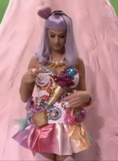 2010 Katy Perry, Katy Perry Cupcake Costume, Katy Perry Candy Costume, California Gurls Katy Aesthetic, Katy Perry Iconic Outfits, Katie Perry Costume, Candy Theme Costumes, Candy Outfit Aesthetic, Camp Aesthetic Fashion