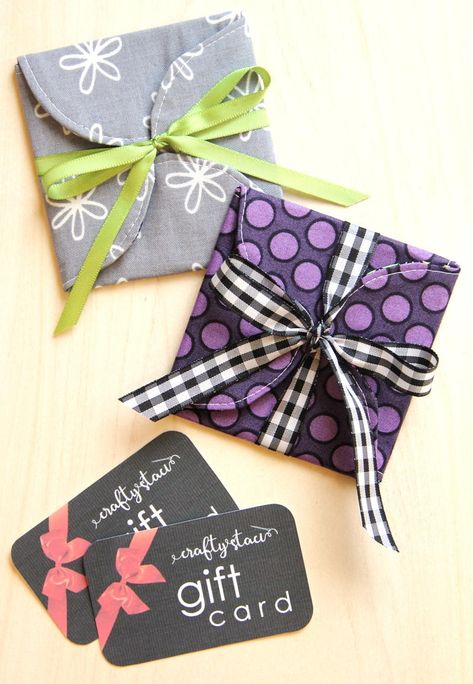 Turn your fabric scraps into something fun and useful with this DIY gift card holder! This easy Christmas sewing project is super fast to make. Fabric Gift Card Holder, Card Holder Diy, Gift Card Holder Diy, Holiday Hand Towels, Fabric Envelope, Christmas Sewing Projects, Gift Card Envelope, Gift Card Holders, Diy Gift Card