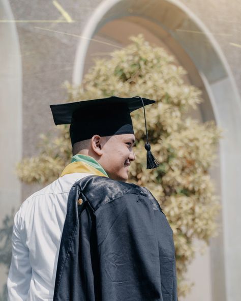 Men Graduation Poses, Male Graduation Poses, Style Wisuda, Graduation Photography Men, Convocation Photoshoot, Male Graduation, Boy Graduation, Foto Inspo, Graduation Photography Poses