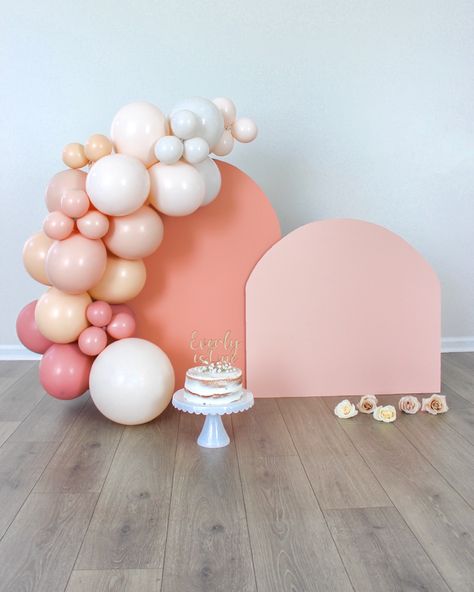 Photoshoot Balloons Studio, 1st Birthday Cake Smash Photoshoot Ideas, 1st Birthday Girl Backdrop Ideas, Cake Smash Balloon Garland, 1st Birthday Photo Backdrop, 1st Birthday Smash Cake Photoshoot, Diy First Birthday Photoshoot, 1st Bday Photoshoot, Diy Cake Smash Photoshoot