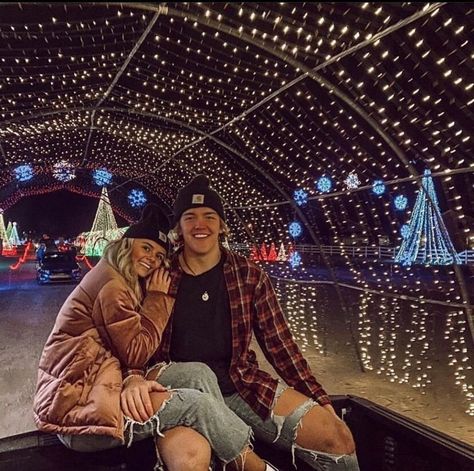 Christmas Lights Photoshoot, Christmas Instagram Pictures, Christmas Couple Photos, Christmas Couple Pictures, Couple Inspo, Vsco Pictures, Cute Couple Halloween Costumes, Winter Photoshoot, Couple Goals Teenagers