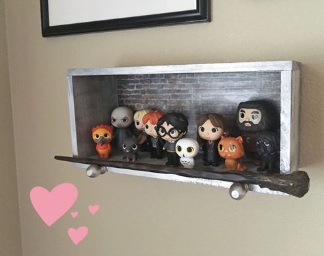 Harry! Harry Potter Pop Figures, Harry Potter Office, Harry Potter Weihnachten, Harry Potter Display, Baby Harry Potter, Harry Potter Bathroom, Deco Cinema, Harry Potter Bedroom Decor, Harry Potter Christmas Decorations