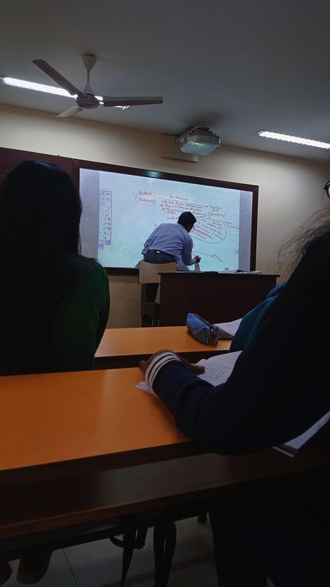 Classroom Aesthetic College, Classroom Pictures Aesthetic, Fake Pictures To Prank Your Friends, Indian Classroom Snapchat Story, Fake Classroom Snaps, College Classroom Snap, Lecturer Aesthetic, College Class Aesthetic, Hostel Snap