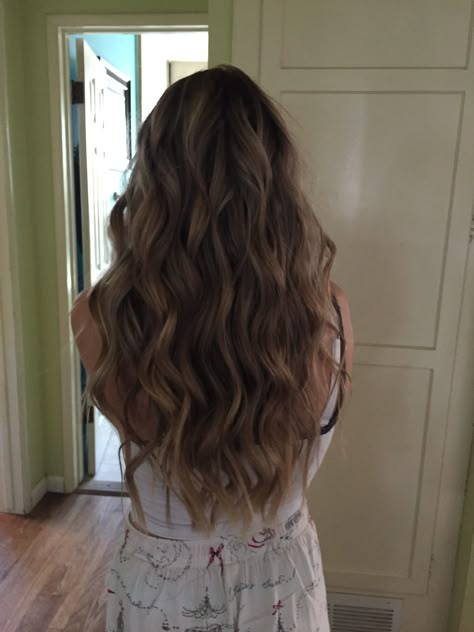 Ball Hairstyles For Long Hair Curls, Wavy Hair At The End, Prom Hair Down Brown, Prom Curls Hairstyles, Prom Hairstyles Waves, Body Wavy Hairstyles, Prom Hair Simple Loose Curls, Prom Brown Hair Hairstyles, Curled Brown Hair Long