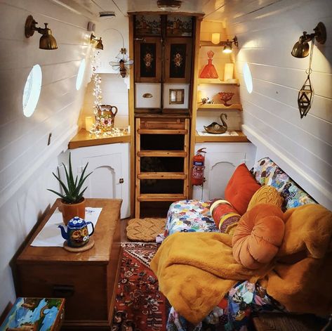 Boho Boat Interior, Sailboat Interior Aesthetic, Traditional Narrowboat Interiors, Living On A Boat Aesthetic, Houseboat Aesthetic, Sailboat Interior Ideas, Small Boat Interior Ideas, Narrowboat Bedroom, Canal Boat Interior