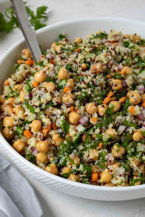 Made with quinoa, canned chickpeas, veggies, and a lemon dressing, this quinoa chickpea salad is a great make-ahead salad for healthy lunches. Quinoa And Chickpea Salad, Kay Nutrition, Quinoa Chickpea Salad, Make Ahead Salads, Vegetable Quinoa, Chickpea Salad Recipes, Quinoa Salad Recipes, Healthy Lunches, Roasted Chickpeas