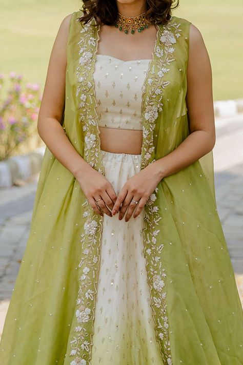 Mehendi Gown Outfit, Ideas For Traditional Outfits, White Dress For Haldi Function, White Lehenga For Haldi, Dhawani Set, Traditional Outfit Ideas For Women, Function Wear Dresses For Women, Indian Dresses To Wear To A Wedding, White And Green Saree