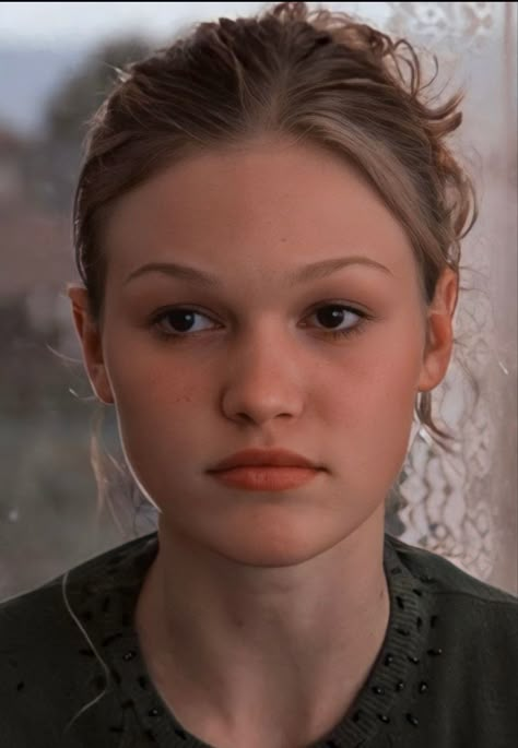 Julia Stiles Makeup, Kat Stratford Drawing, Julia Stiles 10 Things I Hate About You, Young Julia Stiles, Kat Stratford Makeup, 90s Actors Women, Celebrity Crush Woman, Julia Stiles 90s, Julia Stiles Hair