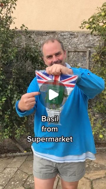 Simon Akeroyd on Instagram: "Never enough! You can never have enough Basil! Here is an easy herb to grow. You can propagate basil all year round. If you do this in winter just keep indoors and keep in a centrally heated room. Enjoy 😀 #gardening #growyourown #gardeningforbeginners" How To Propagate Basil, Grow Basil Indoors, Yard Hacks, Propagate Basil, Growing Basil Indoors, Grow Basil, Easy Herbs To Grow, Growing Basil, Growing Veggies