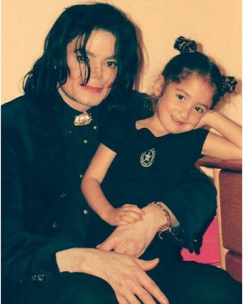 Michael Jackson Selfie, Caring Person, Michael Jackson Neverland, Wearing Mask, Michael Jackson Rare, Photos Of Michael Jackson, Michael Jackson Art, Michael Jackson Smile, Michael Love