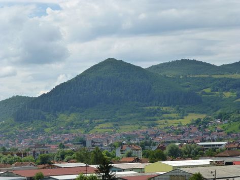 Are the world’s oldest and tallest pyramids in a small town near Sarajevo in Bosnia and Herzegovina? Click here to find out for yourself. Bosnia Pyramid, Bosnian Pyramids, Pyramid Of The Sun, Area 51 Aliens, Alien Photos, Ancient Pyramids, Archaeology News, Ancient Origins, Ancient Mysteries