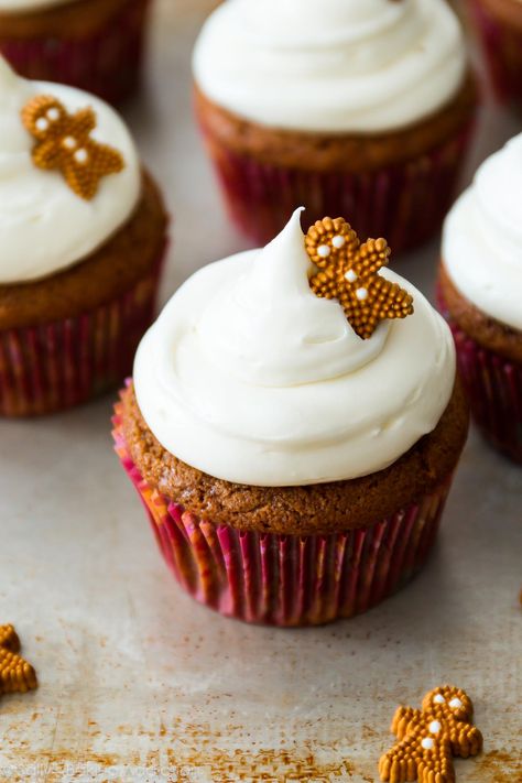 Gingerbread Cupcakes with the BEST cream cheese frosting recipe! sallysbakingaddiction.com Bake Potato, Gingerbread Dessert, Xmas Cakes, Christmas Cupcakes Recipes, Gingerbread Cupcakes, Seasonal Desserts, Cupcakes With Cream Cheese Frosting, Holiday Cupcakes, Homemade Cupcakes