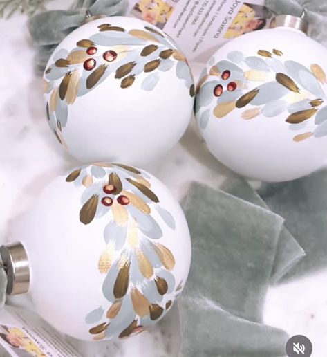 Handpainted Christmas Balls, 2023 Ornament Trends, Paint Baubles, Hand Painted Ornaments Glass Ball, Christmas Bauble Ideas, Matte Christmas Ornaments, Painted Ball Ornaments, Bauble Painting, Ornament Painting Ideas