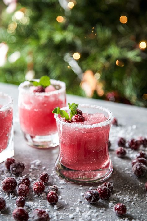 Christmas Cocktail Pitcher, Mistletoe Mojito, Winter Margarita, Mistletoe Margaritas, Mistletoe Margarita, Drinks Thanksgiving, Fun Holiday Drinks, Festive Holiday Drinks, Christmas Drinks Alcohol Recipes