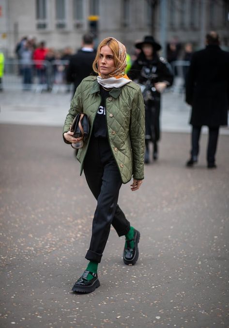 The Best Street Style to Inspire Your Winter Looks Winter Street Style 2020, Quilted Jacket Outfit, How To Wear Loafers, Black Slim Pants, Sock Outfits, Kampot, Casual Chique, Stil Inspiration, Looks Street Style