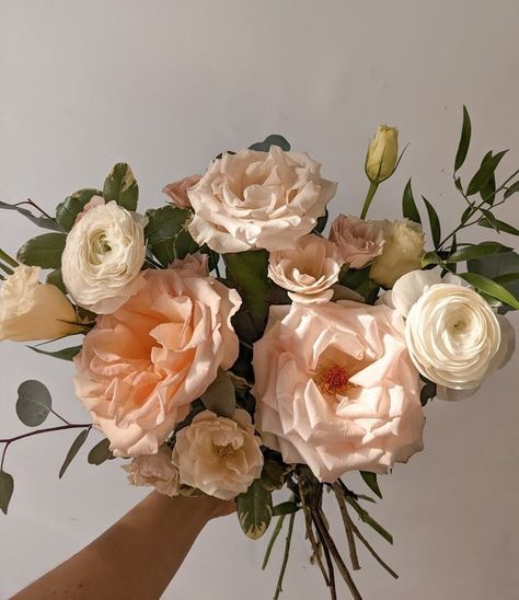 Tan Roses Bouquet, Peach Peony Wedding Bouquet, Cream And Peach Wedding Flowers, Peaches And Cream Flowers, Peach Peonies Bouquet, Peach And White Flowers, Tan And Peach Wedding, Mixed Roses Bouquet, Peaches And Cream Wedding Theme