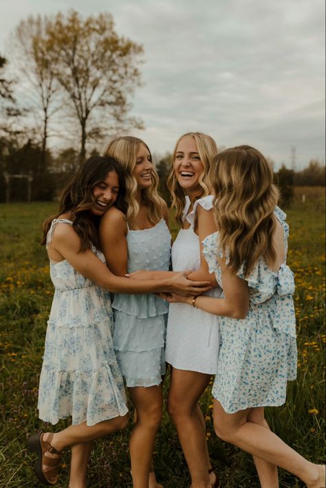 Group Clothing Photoshoot, Formal Pictures With Friends Photo Ideas Group Poses, 4 Girls Photoposes Ideas, Summer Friends Photoshoot, Pictures For 4 Friends, Cute Group Photoshoot Ideas, Friend Senior Pictures Group, Group Photo Shoot Poses, Spring Group Photoshoot