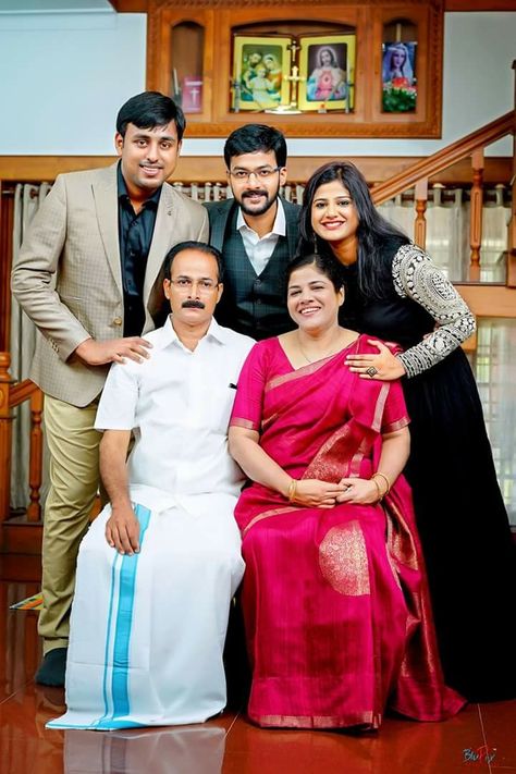 Indian Wedding Family Portrait, Kerala Family Photos, Family Photo Indian, Family Photoshoot Indian, Family Portraits Indian, House Family Photoshoot, Indian Family Photoshoot, Indian Family Photo, Family Wedding Photos Parents