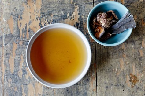 How To Make Kombu Broth (Vegetarian Dashi): gallery image 1 Dashi Powder, Miso Tofu, Shitake Mushrooms, Dashi Broth, Vegan Pantry, Asian Soup, Japanese Recipes, Broth Recipes, Asian Foods