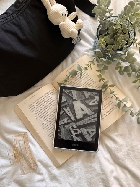 Kindle Asthetic Picture, Kindle Bookstagram Ideas, Bookstagram Kindle Inspiration, Kindle Pictures Instagram, Aesthetic Kindle Photos, Reading On Kindle Aesthetic, Bookstagram Inspiration Kindle, Kindle Girl Aesthetic, Kindle Astethic