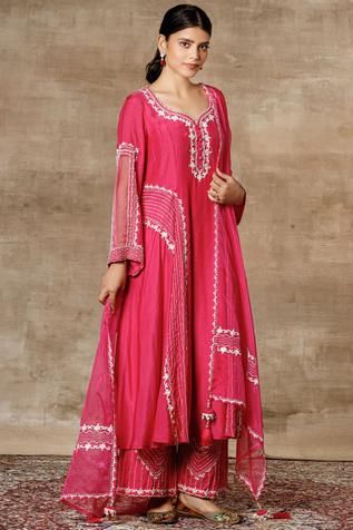 Leaf Sleeve, Kurta Set For Women, Draping Fashion, Dress Design Patterns, Beautiful Suit, Kurta Designs Women, Dress Indian Style, Indian Attire, Embroidery Suits