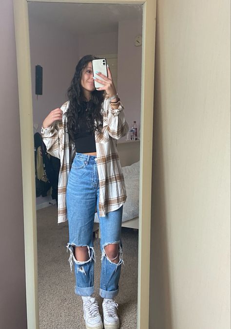 What To Wear With Flannel Jacket, Fall Outfits Women For School, Fall Simple Outfits Casual, Flannel With Cardigan Outfit, Cute Fall Outfit Inspiration, Flower Farm Outfit Aesthetic, Vibey Outfits Aesthetic, Striped Shirt Fall Outfit, Fall Outfit Simple