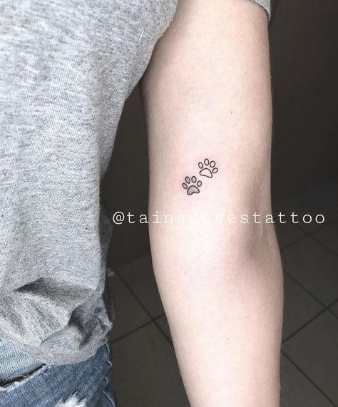 Pug Tattoo, Dog Paw Tattoo, Dog Memorial Tattoos, Pawprint Tattoo, Paw Tattoo, Easy Pixel Art, Small Hand Tattoos, Tattoo Feminina, Memorial Tattoos