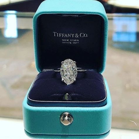 Meri ☾ (@meri.goen) • Fotos y videos de Instagram Tiffany Wedding Rings, Tiffany Engagement, Tiffany Co Rings, Tiffany Engagement Ring, Tiffany Box, Tiffany Wedding, Ring Inspo, Future Engagement Rings, Cz Rings Engagement