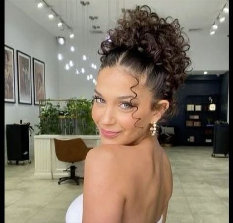 Bun Curls, Hair Styles Curly Hair, Styles Curly Hair, Hair Styles Curly, A Messy Bun, Curls Hairstyles, Dress Up Day, Hairdos For Curly Hair, Natural Curls Hairstyles