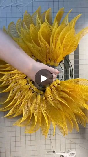 Sunflower Christmas Wreaths, Diy Fall Door Wreaths, Making Sunflowers, Diy Sunflower Wreath, Poly Burlap Flower Wreath, Sunflower Door Wreath, Burlap Flower Tutorial, Burlap Sunflower Wreath, Dyi Flowers