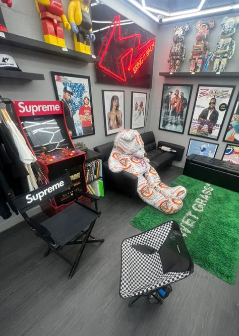 Hypebeast Game Room, Hypebeast Office Decor, Hypebeast Interior Design, Supreme Bedroom Ideas, Hypebeast Bedroom Ideas For Men, Cool Chill Room Ideas, Hypebeast Bedroom Decor, Hypebeast Office, Hypebeast Living Room Ideas