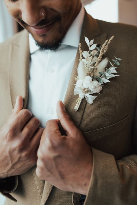 If you're searching for wedding boutonniere ideas for the groom or bridal party, check this one out! Pennsylvania florist Blossom Bliss, based in York, PA, created a stunning oversized boutonniere with dried florals and greenery to complement the bridal bouquet and wedding alter floral installation. If boutonnieres aren't your thing, she can also do floral pocket squares! Boho wedding flowers. Dried wedding florals. Boutonniere ideas. Groom wedding attire. @riversedgell @aubreyschanzphotography Pampas Boutonniere Wedding, Dried Boho Wedding Bouquet, Pampas Boutineer, Simple Boho Boutonniere, Boho Wedding Bouquet Greenery, Pocket Square With Boutonniere, Dried Boutonniere Groomsmen, Boutonniere Wedding Boho, Mens Boutineers Wedding Boho