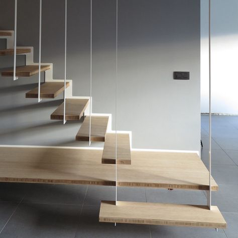 escalera colgada de madera Suspended Staircase, Hanging Stairs, Asma Kat, Hall Ideas, Escalier Design, Open Staircase, Painted Patio, Floating Stairs, Tropical Gardens