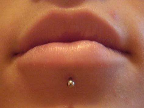 Dealing with excess scar tissue on lip piercings.  Recommendations include aspirin powder, alcohol, hydrogen peroxide, campho-phenique, and even AHA.  ALWAYS check with your piercer before using any of these, and ONLY use them on excess scars (not on normally-healing wounds). Chin Piercing, Piercings Lip, Facial Piercing, Pretty Piercings, Lip Piercing Ring, Healing Wounds, Lip Piercings, Face Piercings, Labret Piercing