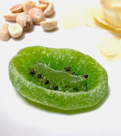 How to make dried kiwi in the oven or food dehydrator for a healthy snack Kiwi Fruit Recipes, Kiwi Dessert, Dried Kiwi, Kiwi Recipes, Breakfast Yogurt, Yogurt Bowls, Yogurt Breakfast, Food Dehydrator, Fruit Snack