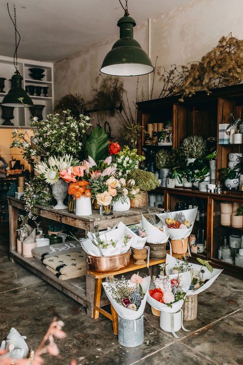 Flower Displays Retail, Flower And Plant Shop, Flower Shop Front Display, Store Flower Display, Fresh Flower Display Stand, Floral Booth Display, Flower Shop Vintage, Vintage Flower Shop Interior, Pop Up Flower Shop Display