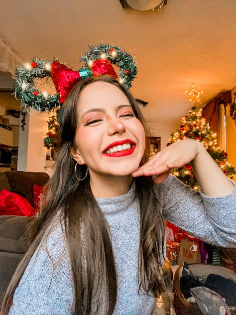 Best Mickey Ears, Christmas Mickey Ears Diy, Creative Christmas Hat Ideas, Christmas Minnie Ears, Christmas Disney Ears, Christmas Headband Diy, Christmas Mickey Ears, Disney Christmas Outfits, Christmas Headbands